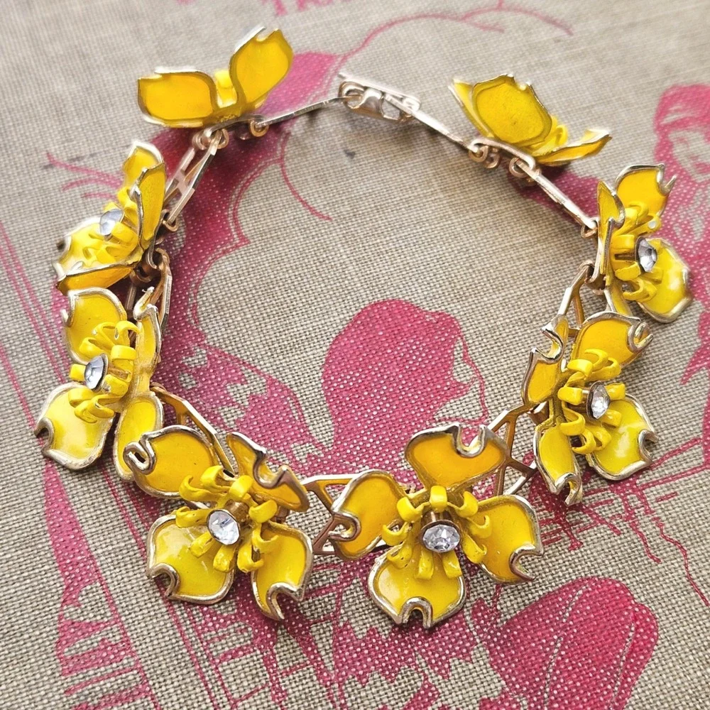 Vintage 70s Yellow Enamel Dogwood Flower Link Bracelet Gold Tone Rhinestones